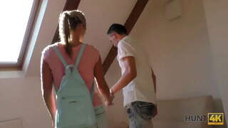 HUNT4K. Hunter splňuje pár v parku a kupuje dívky sexy tělo