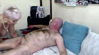 Verdorven volwassen russische teef AimeeParadise ijverig zuigt pik om haar geliefde man ...