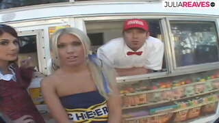 Ice cream predávajúci robí trojku kurva v jeho ice cream van