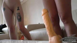 ���ીખવે છે hazing બચ્ચાઓ પ્રયાસ કરી વિવિધ dildos કરવા માટે જુઓ કે કેવી રીતે મોટી ખૂબ મોટી છે