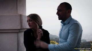 Zakil handiak neskarekin larrua jotzen du bihurritzen den arte