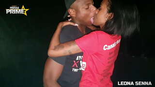 Црни момак једе мршав маца свог гигантског мачтой