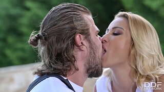 Плавуша хоттие Цхерри Кисс Јебе у анални са Цеви Водоинсталатера