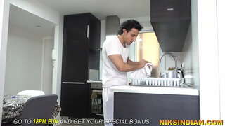 Mtumishi aliona binti bwana peeing na kisha fucked punda wake