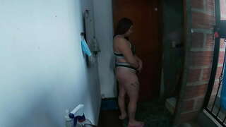 Je vous invite à entrer dans la maison pour une maison de la viande et il baise moi comme une chienne, regardez jusqu&#039;à la fin