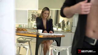 Румынская красотка любит хорошо начинать свой день с анального секса