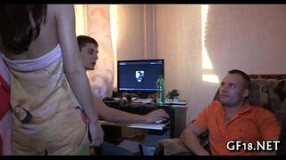 Nahiko teen neska nabarmentzen doggy moda