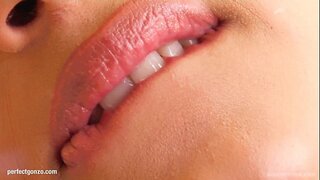 Lena fica-se fora por se masturbar com os dedos e um vibrador em Me Dar cor-de-Rosa Lena fica-se fora por se masturbar com os dedos e um vibrador em Me Dar cor-de-Rosa