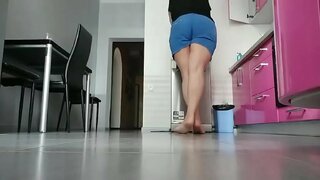 Mommy diputer di dapur. Pisan horny jeung pussy baseuh Mommy diputer di dapur. Pisan horny jeung pussy baseuh