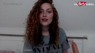 ���ხელი მოყვარული გოგონა იყენებს მსუქანი მონაკვეთი her pussy და ყლაპვა, სანამ იგი cums