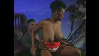 Nwa nèg k &#039;ap manje pussy pwal sou tout kò ebony babe ak bèz l&#039; style chyen sou chèz la